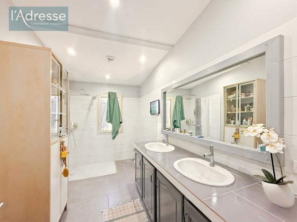 Ensemble immobilier en pierres et dépendances