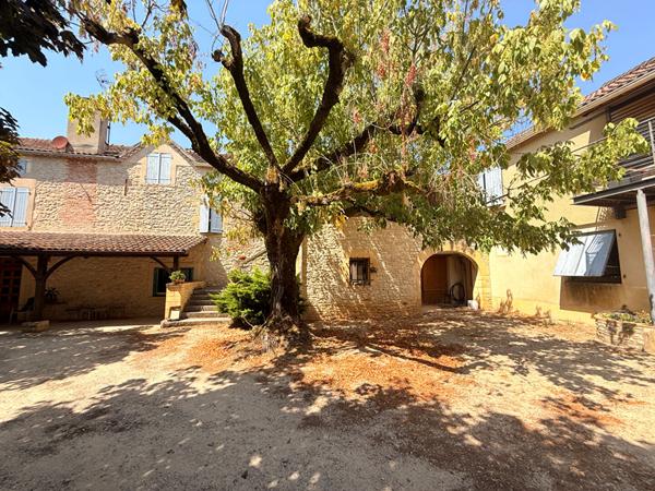 Ensemble immobilier en pierres et dépendances