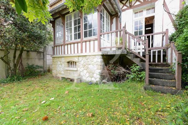 ARCHITECTURE INSOLITE- 1900- MAISON FAMILIALE AVEC JARDIN ET GARAGE - Bordeaux