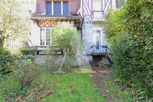 ARCHITECTURE INSOLITE- 1900- MAISON FAMILIALE AVEC JARDIN ET GARAGE - Bordeaux