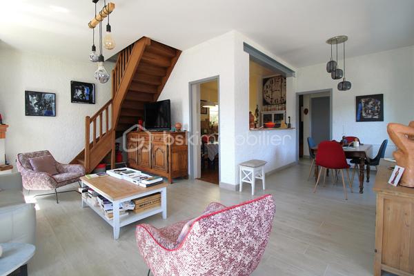 J'ai le plaisir de vous présenter cette jolie maison de type 7, idéalement située dans un environnement calme, à proximité immédiate des transports en commun permettant de rejoindre facilement Toulouse ainsi que le centre de Plaisance-du-Touch.

Cette maison familiale de 143 m² offre une distribution fonctionnelle et agréable sur deux niveaux, construite sur un terrain de 623 m².

Au rez-de-chaussée, vous découvrirez une belle pièce de vie lumineuse de 23 m², agrémentée d'une cheminée à insert, idéale pour partager de chaleureux moments en famille. La cuisine indépendante de 15 m², pleine de charme avec ses carreaux en terre cuite, donne un accès direct à une agréable véranda.
Ce niveau comprend également un bureau de 9 m², parfait pour le télétravail, une première chambre de 9 m², ainsi qu'une entrée fonctionnelle permettant de déposer facilement manteaux et chaussures.
Grâce à ses murs épais, le rez-de-chaussée reste naturellement frais durant les périodes estivales, offrant un véritable confort de vie.

À l'étage, entièrement climatisé pour un confort optimal en toute saison, vous trouverez une chambre de 11 m² avec placard intégré, ainsi que deux autres chambres supplémentaires.
Une spacieuse salle de bains de 9 m², baignée de lumière et offrant de belles prestations, complète cet espace nuit.
Vous apprécierez également une magnifique mezzanine de 22 m², sous charpente apparente, pouvant facilement être aménagée en chambre supplémentaire, salle de jeux ou espace de télétravail selon vos besoins.
A l'étage vous trouverez aussi un dressing de 4m².
Côté extérieur, la maison dispose de deux terrasses. La première est idéale pour profiter des beaux jours, tandis que la seconde, attenante à la véranda, vous permettra de savourer vos repas ou vos moments de détente même lorsque la météo est moins clémente.

Un garage, un puits sur le terrain ainsi que de nombreuses possibilités de stationnement viennent compléter les prestations de ce bien.

Vous bénéficierez de toutes les commodités à proximité immédiate, avec notamment un arrêt de bus situé à seulement 20 mètres de la maison.

Par son emplacement privilégié, ses volumes généreux et son potentiel, cette maison saura séduire les familles à la recherche d'un cadre de vie agréable aux portes de Toulouse.

À visiter sans tarder !

Inter-agence bienvenue.
