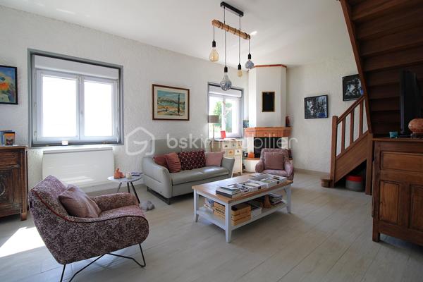 J'ai le plaisir de vous présenter cette jolie maison de type 7, idéalement située dans un environnement calme, à proximité immédiate des transports en commun permettant de rejoindre facilement Toulouse ainsi que le centre de Plaisance-du-Touch.

Cette maison familiale de 143 m² offre une distribution fonctionnelle et agréable sur deux niveaux, construite sur un terrain de 623 m².

Au rez-de-chaussée, vous découvrirez une belle pièce de vie lumineuse de 23 m², agrémentée d'une cheminée à insert, idéale pour partager de chaleureux moments en famille. La cuisine indépendante de 15 m², pleine de charme avec ses carreaux en terre cuite, donne un accès direct à une agréable véranda.
Ce niveau comprend également un bureau de 9 m², parfait pour le télétravail, une première chambre de 9 m², ainsi qu'une entrée fonctionnelle permettant de déposer facilement manteaux et chaussures.
Grâce à ses murs épais, le rez-de-chaussée reste naturellement frais durant les périodes estivales, offrant un véritable confort de vie.

À l'étage, entièrement climatisé pour un confort optimal en toute saison, vous trouverez une chambre de 11 m² avec placard intégré, ainsi que deux autres chambres supplémentaires.
Une spacieuse salle de bains de 9 m², baignée de lumière et offrant de belles prestations, complète cet espace nuit.
Vous apprécierez également une magnifique mezzanine de 22 m², sous charpente apparente, pouvant facilement être aménagée en chambre supplémentaire, salle de jeux ou espace de télétravail selon vos besoins.
A l'étage vous trouverez aussi un dressing de 4m².
Côté extérieur, la maison dispose de deux terrasses. La première est idéale pour profiter des beaux jours, tandis que la seconde, attenante à la véranda, vous permettra de savourer vos repas ou vos moments de détente même lorsque la météo est moins clémente.

Un garage, un puits sur le terrain ainsi que de nombreuses possibilités de stationnement viennent compléter les prestations de ce bien.

Vous bénéficierez de toutes les commodités à proximité immédiate, avec notamment un arrêt de bus situé à seulement 20 mètres de la maison.

Par son emplacement privilégié, ses volumes généreux et son potentiel, cette maison saura séduire les familles à la recherche d'un cadre de vie agréable aux portes de Toulouse.

À visiter sans tarder !

Inter-agence bienvenue.