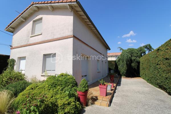 J'ai le plaisir de vous présenter cette jolie maison de type 7, idéalement située dans un environnement calme, à proximité immédiate des transports en commun permettant de rejoindre facilement Toulouse ainsi que le centre de Plaisance-du-Touch.

Cette maison familiale de 143 m² offre une distribution fonctionnelle et agréable sur deux niveaux, construite sur un terrain de 623 m².

Au rez-de-chaussée, vous découvrirez une belle pièce de vie lumineuse de 23 m², agrémentée d'une cheminée à insert, idéale pour partager de chaleureux moments en famille. La cuisine indépendante de 15 m², pleine de charme avec ses carreaux en terre cuite, donne un accès direct à une agréable véranda.
Ce niveau comprend également un bureau de 9 m², parfait pour le télétravail, une première chambre de 9 m², ainsi qu'une entrée fonctionnelle permettant de déposer facilement manteaux et chaussures.
Grâce à ses murs épais, le rez-de-chaussée reste naturellement frais durant les périodes estivales, offrant un véritable confort de vie.

À l'étage, entièrement climatisé pour un confort optimal en toute saison, vous trouverez une chambre de 11 m² avec placard intégré, ainsi que deux autres chambres supplémentaires.
Une spacieuse salle de bains de 9 m², baignée de lumière et offrant de belles prestations, complète cet espace nuit.
Vous apprécierez également une magnifique mezzanine de 22 m², sous charpente apparente, pouvant facilement être aménagée en chambre supplémentaire, salle de jeux ou espace de télétravail selon vos besoins.
A l'étage vous trouverez aussi un dressing de 4m².
Côté extérieur, la maison dispose de deux terrasses. La première est idéale pour profiter des beaux jours, tandis que la seconde, attenante à la véranda, vous permettra de savourer vos repas ou vos moments de détente même lorsque la météo est moins clémente.

Un garage, un puits sur le terrain ainsi que de nombreuses possibilités de stationnement viennent compléter les prestations de ce bien.

Vous bénéficierez de toutes les commodités à proximité immédiate, avec notamment un arrêt de bus situé à seulement 20 mètres de la maison.

Par son emplacement privilégié, ses volumes généreux et son potentiel, cette maison saura séduire les familles à la recherche d'un cadre de vie agréable aux portes de Toulouse.

À visiter sans tarder !

Inter-agence bienvenue.