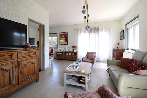 J'ai le plaisir de vous présenter cette jolie maison de type 7, idéalement située dans un environnement calme, à proximité immédiate des transports en commun permettant de rejoindre facilement Toulouse ainsi que le centre de Plaisance-du-Touch.

Cette maison familiale de 143 m² offre une distribution fonctionnelle et agréable sur deux niveaux, construite sur un terrain de 623 m².

Au rez-de-chaussée, vous découvrirez une belle pièce de vie lumineuse de 23 m², agrémentée d'une cheminée à insert, idéale pour partager de chaleureux moments en famille. La cuisine indépendante de 15 m², pleine de charme avec ses carreaux en terre cuite, donne un accès direct à une agréable véranda.
Ce niveau comprend également un bureau de 9 m², parfait pour le télétravail, une première chambre de 9 m², ainsi qu'une entrée fonctionnelle permettant de déposer facilement manteaux et chaussures.
Grâce à ses murs épais, le rez-de-chaussée reste naturellement frais durant les périodes estivales, offrant un véritable confort de vie.

À l'étage, entièrement climatisé pour un confort optimal en toute saison, vous trouverez une chambre de 11 m² avec placard intégré, ainsi que deux autres chambres supplémentaires.
Une spacieuse salle de bains de 9 m², baignée de lumière et offrant de belles prestations, complète cet espace nuit.
Vous apprécierez également une magnifique mezzanine de 22 m², sous charpente apparente, pouvant facilement être aménagée en chambre supplémentaire, salle de jeux ou espace de télétravail selon vos besoins.
A l'étage vous trouverez aussi un dressing de 4m².
Côté extérieur, la maison dispose de deux terrasses. La première est idéale pour profiter des beaux jours, tandis que la seconde, attenante à la véranda, vous permettra de savourer vos repas ou vos moments de détente même lorsque la météo est moins clémente.

Un garage, un puits sur le terrain ainsi que de nombreuses possibilités de stationnement viennent compléter les prestations de ce bien.

Vous bénéficierez de toutes les commodités à proximité immédiate, avec notamment un arrêt de bus situé à seulement 20 mètres de la maison.

Par son emplacement privilégié, ses volumes généreux et son potentiel, cette maison saura séduire les familles à la recherche d'un cadre de vie agréable aux portes de Toulouse.

À visiter sans tarder !

Inter-agence bienvenue.