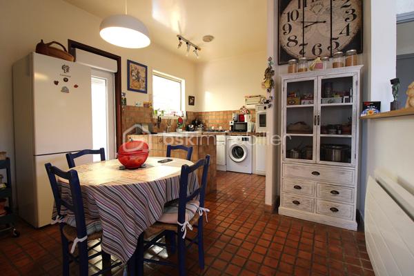 J'ai le plaisir de vous présenter cette jolie maison de type 7, idéalement située dans un environnement calme, à proximité immédiate des transports en commun permettant de rejoindre facilement Toulouse ainsi que le centre de Plaisance-du-Touch.

Cette maison familiale de 143 m² offre une distribution fonctionnelle et agréable sur deux niveaux, construite sur un terrain de 623 m².

Au rez-de-chaussée, vous découvrirez une belle pièce de vie lumineuse de 23 m², agrémentée d'une cheminée à insert, idéale pour partager de chaleureux moments en famille. La cuisine indépendante de 15 m², pleine de charme avec ses carreaux en terre cuite, donne un accès direct à une agréable véranda.
Ce niveau comprend également un bureau de 9 m², parfait pour le télétravail, une première chambre de 9 m², ainsi qu'une entrée fonctionnelle permettant de déposer facilement manteaux et chaussures.
Grâce à ses murs épais, le rez-de-chaussée reste naturellement frais durant les périodes estivales, offrant un véritable confort de vie.

À l'étage, entièrement climatisé pour un confort optimal en toute saison, vous trouverez une chambre de 11 m² avec placard intégré, ainsi que deux autres chambres supplémentaires.
Une spacieuse salle de bains de 9 m², baignée de lumière et offrant de belles prestations, complète cet espace nuit.
Vous apprécierez également une magnifique mezzanine de 22 m², sous charpente apparente, pouvant facilement être aménagée en chambre supplémentaire, salle de jeux ou espace de télétravail selon vos besoins.
A l'étage vous trouverez aussi un dressing de 4m².
Côté extérieur, la maison dispose de deux terrasses. La première est idéale pour profiter des beaux jours, tandis que la seconde, attenante à la véranda, vous permettra de savourer vos repas ou vos moments de détente même lorsque la météo est moins clémente.

Un garage, un puits sur le terrain ainsi que de nombreuses possibilités de stationnement viennent compléter les prestations de ce bien.

Vous bénéficierez de toutes les commodités à proximité immédiate, avec notamment un arrêt de bus situé à seulement 20 mètres de la maison.

Par son emplacement privilégié, ses volumes généreux et son potentiel, cette maison saura séduire les familles à la recherche d'un cadre de vie agréable aux portes de Toulouse.

À visiter sans tarder !

Inter-agence bienvenue.