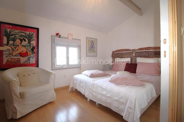 J'ai le plaisir de vous présenter cette jolie maison de type 7, idéalement située dans un environnement calme, à proximité immédiate des transports en commun permettant de rejoindre facilement Toulouse ainsi que le centre de Plaisance-du-Touch.

Cette maison familiale de 143 m² offre une distribution fonctionnelle et agréable sur deux niveaux, construite sur un terrain de 623 m².

Au rez-de-chaussée, vous découvrirez une belle pièce de vie lumineuse de 23 m², agrémentée d'une cheminée à insert, idéale pour partager de chaleureux moments en famille. La cuisine indépendante de 15 m², pleine de charme avec ses carreaux en terre cuite, donne un accès direct à une agréable véranda.
Ce niveau comprend également un bureau de 9 m², parfait pour le télétravail, une première chambre de 9 m², ainsi qu'une entrée fonctionnelle permettant de déposer facilement manteaux et chaussures.
Grâce à ses murs épais, le rez-de-chaussée reste naturellement frais durant les périodes estivales, offrant un véritable confort de vie.

À l'étage, entièrement climatisé pour un confort optimal en toute saison, vous trouverez une chambre de 11 m² avec placard intégré, ainsi que deux autres chambres supplémentaires.
Une spacieuse salle de bains de 9 m², baignée de lumière et offrant de belles prestations, complète cet espace nuit.
Vous apprécierez également une magnifique mezzanine de 22 m², sous charpente apparente, pouvant facilement être aménagée en chambre supplémentaire, salle de jeux ou espace de télétravail selon vos besoins.
A l'étage vous trouverez aussi un dressing de 4m².
Côté extérieur, la maison dispose de deux terrasses. La première est idéale pour profiter des beaux jours, tandis que la seconde, attenante à la véranda, vous permettra de savourer vos repas ou vos moments de détente même lorsque la météo est moins clémente.

Un garage, un puits sur le terrain ainsi que de nombreuses possibilités de stationnement viennent compléter les prestations de ce bien.

Vous bénéficierez de toutes les commodités à proximité immédiate, avec notamment un arrêt de bus situé à seulement 20 mètres de la maison.

Par son emplacement privilégié, ses volumes généreux et son potentiel, cette maison saura séduire les familles à la recherche d'un cadre de vie agréable aux portes de Toulouse.

À visiter sans tarder !

Inter-agence bienvenue.