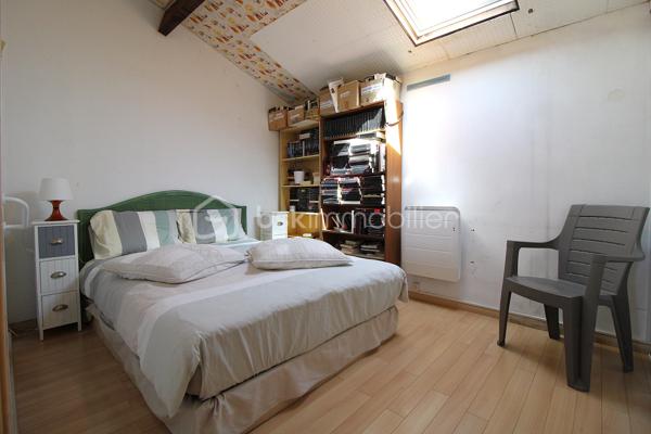 J'ai le plaisir de vous présenter cette jolie maison de type 7, idéalement située dans un environnement calme, à proximité immédiate des transports en commun permettant de rejoindre facilement Toulouse ainsi que le centre de Plaisance-du-Touch.

Cette maison familiale de 143 m² offre une distribution fonctionnelle et agréable sur deux niveaux, construite sur un terrain de 623 m².

Au rez-de-chaussée, vous découvrirez une belle pièce de vie lumineuse de 23 m², agrémentée d'une cheminée à insert, idéale pour partager de chaleureux moments en famille. La cuisine indépendante de 15 m², pleine de charme avec ses carreaux en terre cuite, donne un accès direct à une agréable véranda.
Ce niveau comprend également un bureau de 9 m², parfait pour le télétravail, une première chambre de 9 m², ainsi qu'une entrée fonctionnelle permettant de déposer facilement manteaux et chaussures.
Grâce à ses murs épais, le rez-de-chaussée reste naturellement frais durant les périodes estivales, offrant un véritable confort de vie.

À l'étage, entièrement climatisé pour un confort optimal en toute saison, vous trouverez une chambre de 11 m² avec placard intégré, ainsi que deux autres chambres supplémentaires.
Une spacieuse salle de bains de 9 m², baignée de lumière et offrant de belles prestations, complète cet espace nuit.
Vous apprécierez également une magnifique mezzanine de 22 m², sous charpente apparente, pouvant facilement être aménagée en chambre supplémentaire, salle de jeux ou espace de télétravail selon vos besoins.
A l'étage vous trouverez aussi un dressing de 4m².
Côté extérieur, la maison dispose de deux terrasses. La première est idéale pour profiter des beaux jours, tandis que la seconde, attenante à la véranda, vous permettra de savourer vos repas ou vos moments de détente même lorsque la météo est moins clémente.

Un garage, un puits sur le terrain ainsi que de nombreuses possibilités de stationnement viennent compléter les prestations de ce bien.

Vous bénéficierez de toutes les commodités à proximité immédiate, avec notamment un arrêt de bus situé à seulement 20 mètres de la maison.

Par son emplacement privilégié, ses volumes généreux et son potentiel, cette maison saura séduire les familles à la recherche d'un cadre de vie agréable aux portes de Toulouse.

À visiter sans tarder !

Inter-agence bienvenue.