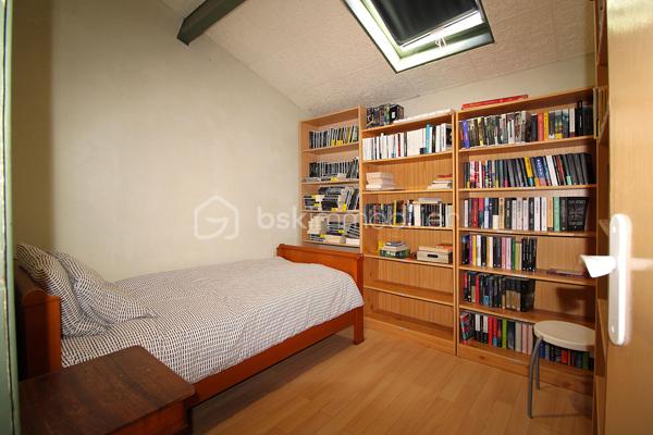 J'ai le plaisir de vous présenter cette jolie maison de type 7, idéalement située dans un environnement calme, à proximité immédiate des transports en commun permettant de rejoindre facilement Toulouse ainsi que le centre de Plaisance-du-Touch.

Cette maison familiale de 143 m² offre une distribution fonctionnelle et agréable sur deux niveaux, construite sur un terrain de 623 m².

Au rez-de-chaussée, vous découvrirez une belle pièce de vie lumineuse de 23 m², agrémentée d'une cheminée à insert, idéale pour partager de chaleureux moments en famille. La cuisine indépendante de 15 m², pleine de charme avec ses carreaux en terre cuite, donne un accès direct à une agréable véranda.
Ce niveau comprend également un bureau de 9 m², parfait pour le télétravail, une première chambre de 9 m², ainsi qu'une entrée fonctionnelle permettant de déposer facilement manteaux et chaussures.
Grâce à ses murs épais, le rez-de-chaussée reste naturellement frais durant les périodes estivales, offrant un véritable confort de vie.

À l'étage, entièrement climatisé pour un confort optimal en toute saison, vous trouverez une chambre de 11 m² avec placard intégré, ainsi que deux autres chambres supplémentaires.
Une spacieuse salle de bains de 9 m², baignée de lumière et offrant de belles prestations, complète cet espace nuit.
Vous apprécierez également une magnifique mezzanine de 22 m², sous charpente apparente, pouvant facilement être aménagée en chambre supplémentaire, salle de jeux ou espace de télétravail selon vos besoins.
A l'étage vous trouverez aussi un dressing de 4m².
Côté extérieur, la maison dispose de deux terrasses. La première est idéale pour profiter des beaux jours, tandis que la seconde, attenante à la véranda, vous permettra de savourer vos repas ou vos moments de détente même lorsque la météo est moins clémente.

Un garage, un puits sur le terrain ainsi que de nombreuses possibilités de stationnement viennent compléter les prestations de ce bien.

Vous bénéficierez de toutes les commodités à proximité immédiate, avec notamment un arrêt de bus situé à seulement 20 mètres de la maison.

Par son emplacement privilégié, ses volumes généreux et son potentiel, cette maison saura séduire les familles à la recherche d'un cadre de vie agréable aux portes de Toulouse.

À visiter sans tarder !

Inter-agence bienvenue.