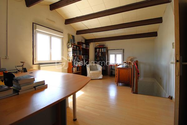 J'ai le plaisir de vous présenter cette jolie maison de type 7, idéalement située dans un environnement calme, à proximité immédiate des transports en commun permettant de rejoindre facilement Toulouse ainsi que le centre de Plaisance-du-Touch.

Cette maison familiale de 143 m² offre une distribution fonctionnelle et agréable sur deux niveaux, construite sur un terrain de 623 m².

Au rez-de-chaussée, vous découvrirez une belle pièce de vie lumineuse de 23 m², agrémentée d'une cheminée à insert, idéale pour partager de chaleureux moments en famille. La cuisine indépendante de 15 m², pleine de charme avec ses carreaux en terre cuite, donne un accès direct à une agréable véranda.
Ce niveau comprend également un bureau de 9 m², parfait pour le télétravail, une première chambre de 9 m², ainsi qu'une entrée fonctionnelle permettant de déposer facilement manteaux et chaussures.
Grâce à ses murs épais, le rez-de-chaussée reste naturellement frais durant les périodes estivales, offrant un véritable confort de vie.

À l'étage, entièrement climatisé pour un confort optimal en toute saison, vous trouverez une chambre de 11 m² avec placard intégré, ainsi que deux autres chambres supplémentaires.
Une spacieuse salle de bains de 9 m², baignée de lumière et offrant de belles prestations, complète cet espace nuit.
Vous apprécierez également une magnifique mezzanine de 22 m², sous charpente apparente, pouvant facilement être aménagée en chambre supplémentaire, salle de jeux ou espace de télétravail selon vos besoins.
A l'étage vous trouverez aussi un dressing de 4m².
Côté extérieur, la maison dispose de deux terrasses. La première est idéale pour profiter des beaux jours, tandis que la seconde, attenante à la véranda, vous permettra de savourer vos repas ou vos moments de détente même lorsque la météo est moins clémente.

Un garage, un puits sur le terrain ainsi que de nombreuses possibilités de stationnement viennent compléter les prestations de ce bien.

Vous bénéficierez de toutes les commodités à proximité immédiate, avec notamment un arrêt de bus situé à seulement 20 mètres de la maison.

Par son emplacement privilégié, ses volumes généreux et son potentiel, cette maison saura séduire les familles à la recherche d'un cadre de vie agréable aux portes de Toulouse.

À visiter sans tarder !

Inter-agence bienvenue.