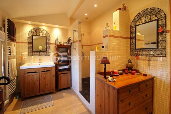 J'ai le plaisir de vous présenter cette jolie maison de type 7, idéalement située dans un environnement calme, à proximité immédiate des transports en commun permettant de rejoindre facilement Toulouse ainsi que le centre de Plaisance-du-Touch.

Cette maison familiale de 143 m² offre une distribution fonctionnelle et agréable sur deux niveaux, construite sur un terrain de 623 m².

Au rez-de-chaussée, vous découvrirez une belle pièce de vie lumineuse de 23 m², agrémentée d'une cheminée à insert, idéale pour partager de chaleureux moments en famille. La cuisine indépendante de 15 m², pleine de charme avec ses carreaux en terre cuite, donne un accès direct à une agréable véranda.
Ce niveau comprend également un bureau de 9 m², parfait pour le télétravail, une première chambre de 9 m², ainsi qu'une entrée fonctionnelle permettant de déposer facilement manteaux et chaussures.
Grâce à ses murs épais, le rez-de-chaussée reste naturellement frais durant les périodes estivales, offrant un véritable confort de vie.

À l'étage, entièrement climatisé pour un confort optimal en toute saison, vous trouverez une chambre de 11 m² avec placard intégré, ainsi que deux autres chambres supplémentaires.
Une spacieuse salle de bains de 9 m², baignée de lumière et offrant de belles prestations, complète cet espace nuit.
Vous apprécierez également une magnifique mezzanine de 22 m², sous charpente apparente, pouvant facilement être aménagée en chambre supplémentaire, salle de jeux ou espace de télétravail selon vos besoins.
A l'étage vous trouverez aussi un dressing de 4m².
Côté extérieur, la maison dispose de deux terrasses. La première est idéale pour profiter des beaux jours, tandis que la seconde, attenante à la véranda, vous permettra de savourer vos repas ou vos moments de détente même lorsque la météo est moins clémente.

Un garage, un puits sur le terrain ainsi que de nombreuses possibilités de stationnement viennent compléter les prestations de ce bien.

Vous bénéficierez de toutes les commodités à proximité immédiate, avec notamment un arrêt de bus situé à seulement 20 mètres de la maison.

Par son emplacement privilégié, ses volumes généreux et son potentiel, cette maison saura séduire les familles à la recherche d'un cadre de vie agréable aux portes de Toulouse.

À visiter sans tarder !

Inter-agence bienvenue.