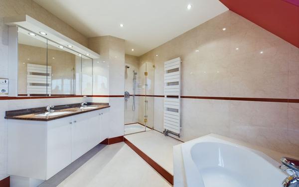 Maison à louer    6 pièces •  Holtzheim