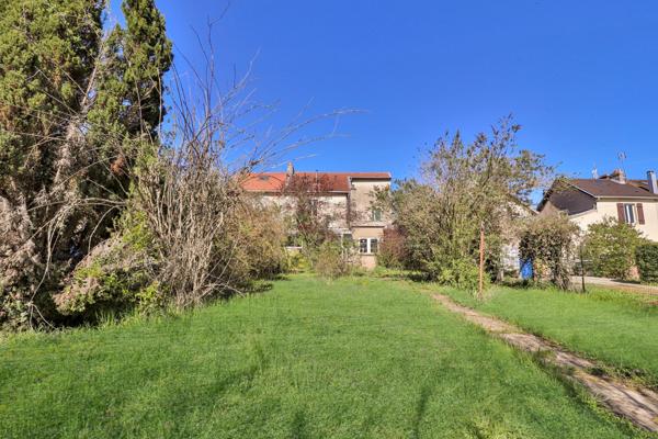 Maison mitoyenne de 117 m² avec jardin.