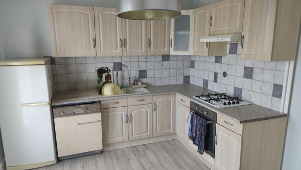 Pavillon avec écoles et gare à pied