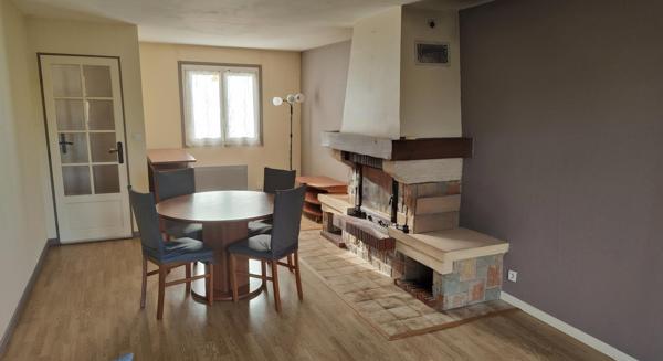 Pavillon avec écoles et gare à pied