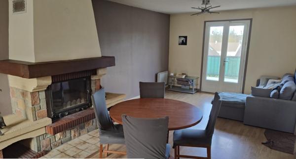 Pavillon avec écoles et gare à pied