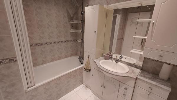 Pavillon avec écoles et gare à pied