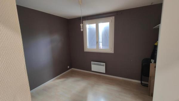 Pavillon avec écoles et gare à pied