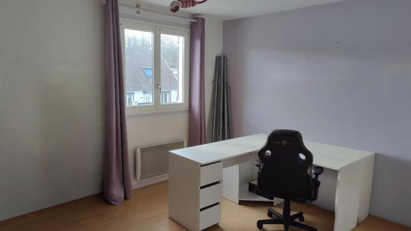 Pavillon avec écoles et gare à pied