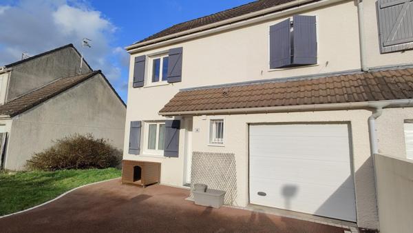 Pavillon avec écoles et gare à pied