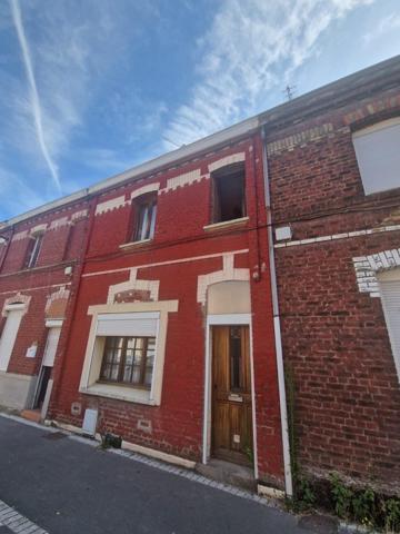 Maison de ville avec jardin et travaux.