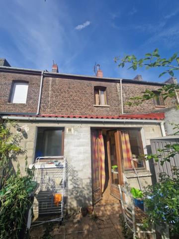 Maison de ville avec jardin et travaux.