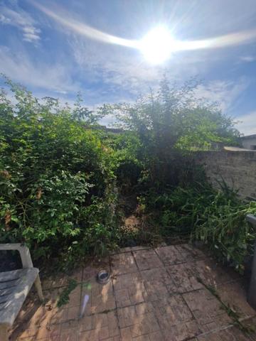 Maison de ville avec jardin et travaux.