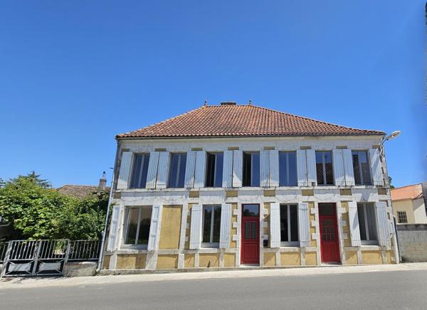 Proche de Barbezieux, maison familiale de 340 m² entièrement rénovée au charme authentique.