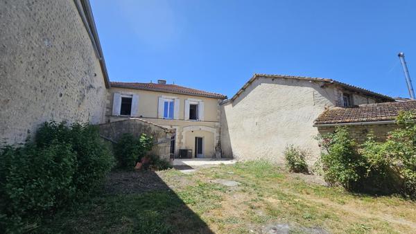Proche de Barbezieux, maison familiale de 340 m² entièrement rénovée au charme authentique.