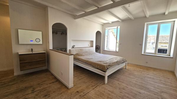 Proche de Barbezieux, maison familiale de 340 m² entièrement rénovée au charme authentique.