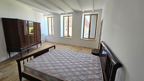 Proche de Barbezieux, maison familiale de 340 m² entièrement rénovée au charme authentique.