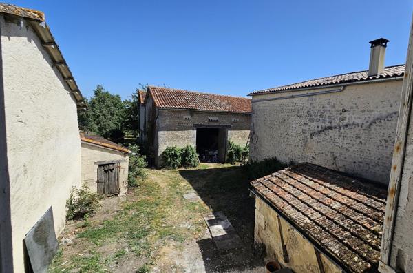 Proche de Barbezieux, maison familiale de 340 m² entièrement rénovée au charme authentique.