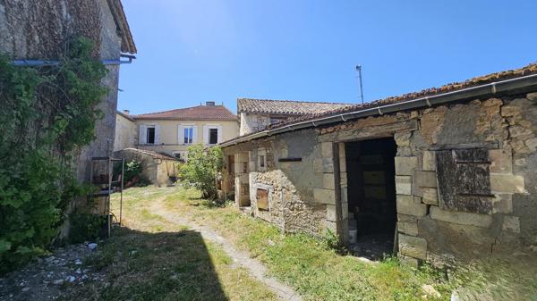 Proche de Barbezieux, maison familiale de 340 m² entièrement rénovée au charme authentique.