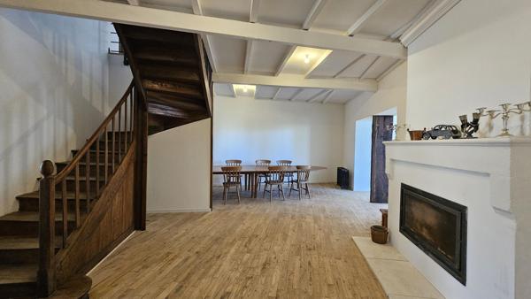 Proche de Barbezieux, maison familiale de 340 m² entièrement rénovée au charme authentique.