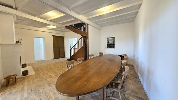 Proche de Barbezieux, maison familiale de 340 m² entièrement rénovée au charme authentique.