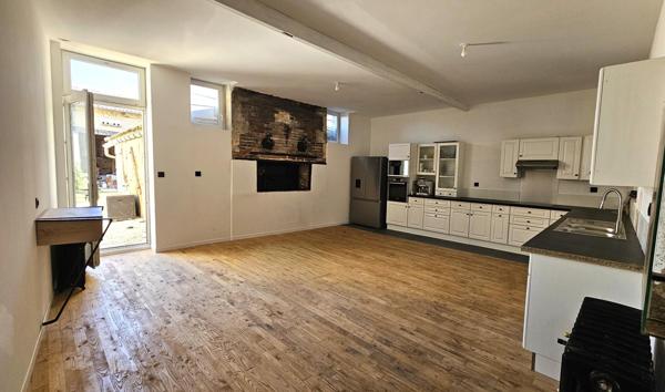 Proche de Barbezieux, maison familiale de 340 m² entièrement rénovée au charme authentique.