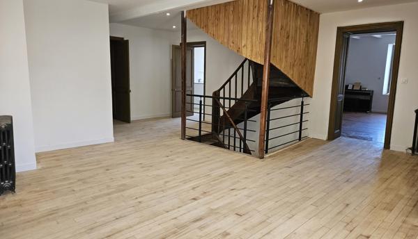 Proche de Barbezieux, maison familiale de 340 m² entièrement rénovée au charme authentique.