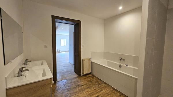Proche de Barbezieux, maison familiale de 340 m² entièrement rénovée au charme authentique.