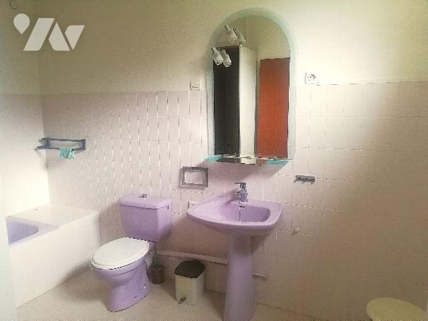 Dans le centre de CHERAY, maison individuelle à rafraîchir avec garage, parking voitures et jardin