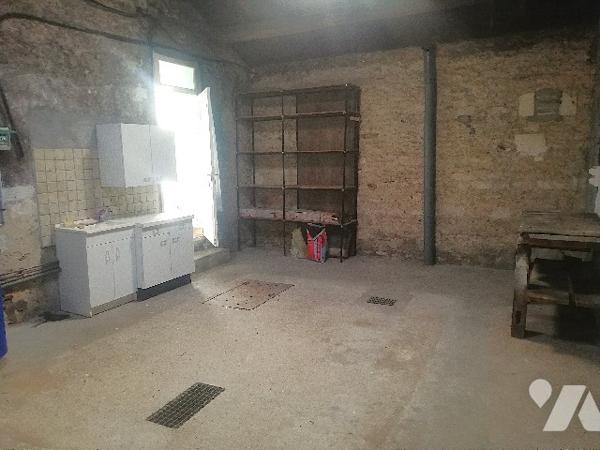 Dans le centre de CHERAY, maison individuelle à rafraîchir avec garage, parking voitures et jardin