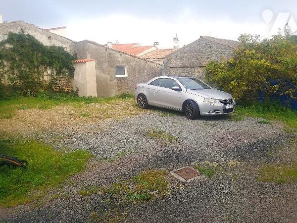 Dans le centre de CHERAY, maison individuelle à rafraîchir avec garage, parking voitures et jardin