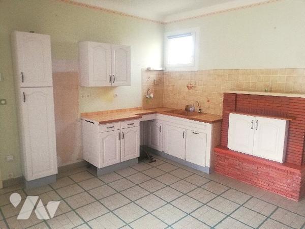 Dans le centre de CHERAY, maison individuelle à rafraîchir avec garage, parking voitures et jardin