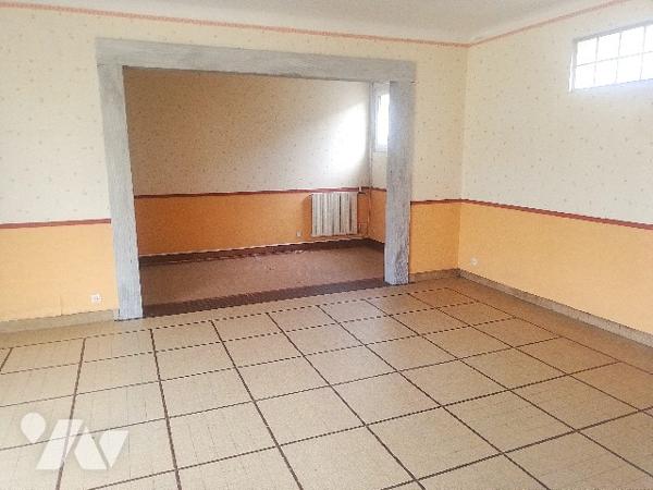 Dans le centre de CHERAY, maison individuelle à rafraîchir avec garage, parking voitures et jardin