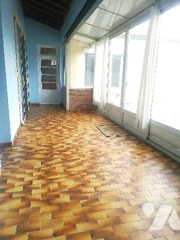 Dans le centre de CHERAY, maison individuelle à rafraîchir avec garage, parking voitures et jardin