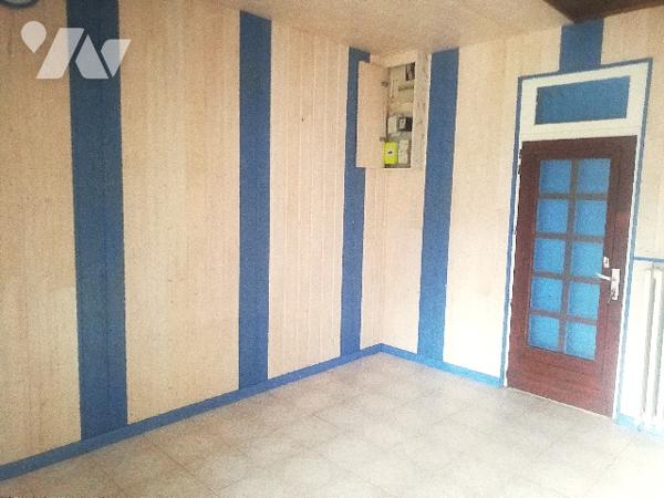 Dans le centre de CHERAY, maison individuelle à rafraîchir avec garage, parking voitures et jardin