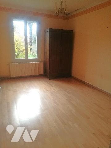 Dans le centre de CHERAY, maison individuelle à rafraîchir avec garage, parking voitures et jardin