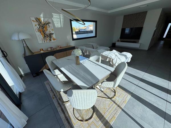 Ambarés et Lagrave - maison moderne de 160m2 avec 4 chambres, garage, piscine - parcelle de 850 m2