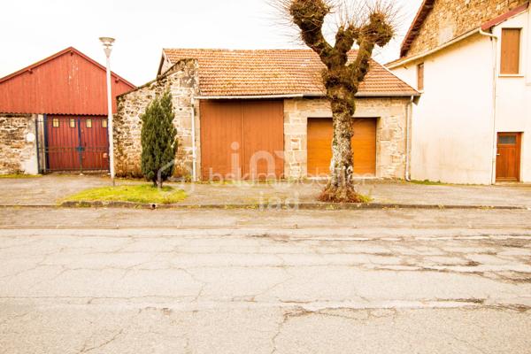 Nichée dans le paisible cadre de Bourganeuf, cette maison mitoyenne sur trois niveaux promet serenité et confort. Profitez d'une ambiance imperturbable avec une vue dégagée, idéale pour les amoureux de la tranquillité.

Avec ses 84 m², elle offre un séjour avec ses deux cheminées, 2 chambres et une salle d'eau. Double vitrage et menuiserie de qualité assurent une bonne isolation. Terrain non existant compense par des espaces intérieurs bien agencés, accompagnés d'une cave pratique. situé au dernier étage sous comble, un grenier aménagé.

Électricité individuelle pour le chauffage, WC séparé et vide sanitaire garantissent fonctionnalité. Bien qu'ayant besoin de quelques rénovations, son charme ancien et sa localisation au calme en font un bien de caractère. Avec une taxe foncière de 833€, c’est une opportunité à ne pas manquer! Contactez Stéphanie GROSSE pour une visite.