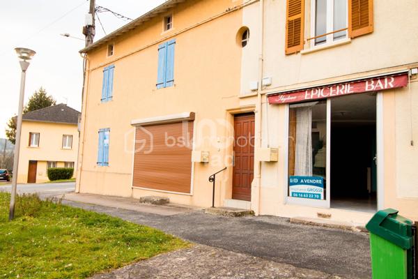 Nichée dans le paisible cadre de Bourganeuf, cette maison mitoyenne sur trois niveaux promet serenité et confort. Profitez d'une ambiance imperturbable avec une vue dégagée, idéale pour les amoureux de la tranquillité.

Avec ses 84 m², elle offre un séjour avec ses deux cheminées, 2 chambres et une salle d'eau. Double vitrage et menuiserie de qualité assurent une bonne isolation. Terrain non existant compense par des espaces intérieurs bien agencés, accompagnés d'une cave pratique. situé au dernier étage sous comble, un grenier aménagé.

Électricité individuelle pour le chauffage, WC séparé et vide sanitaire garantissent fonctionnalité. Bien qu'ayant besoin de quelques rénovations, son charme ancien et sa localisation au calme en font un bien de caractère. Avec une taxe foncière de 833€, c’est une opportunité à ne pas manquer! Contactez Stéphanie GROSSE pour une visite.