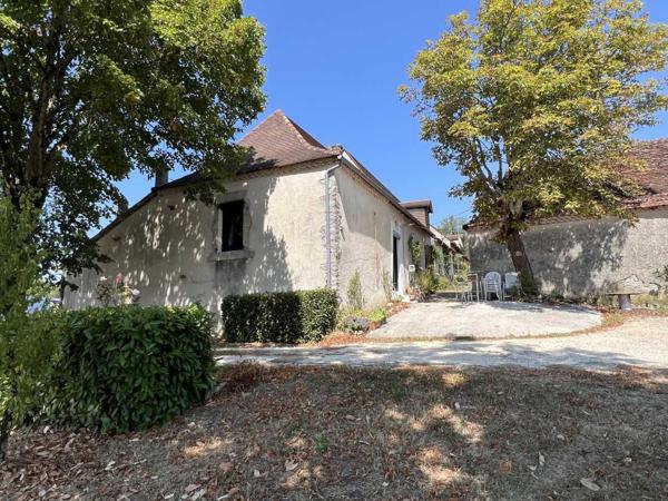 Maison ancienne - Thenon A 5 minutes de toutes les commodités et commerces, à 15 minutes de Montignac, entre Périgueux et Brive, maison entièrement rénovée avec une vue dégagée.