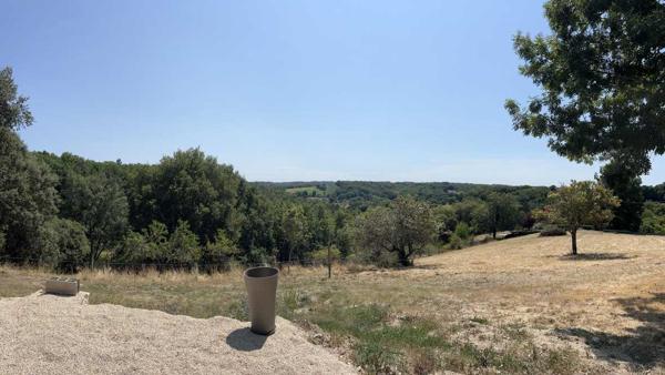 Maison ancienne - Thenon A 5 minutes de toutes les commodités et commerces, à 15 minutes de Montignac, entre Périgueux et Brive, maison entièrement rénovée avec une vue dégagée.